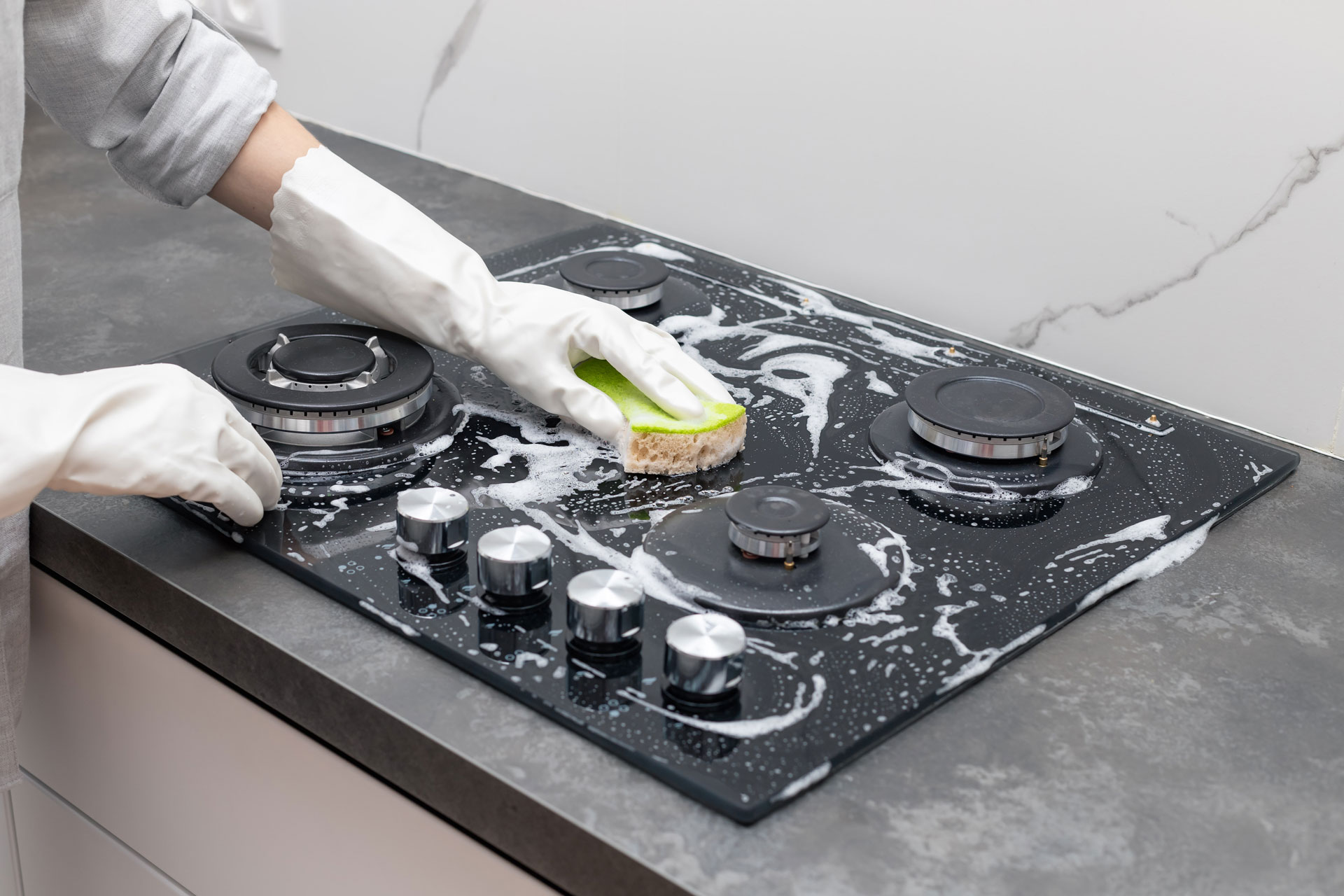 Como limpar cooktop de vidro preto?