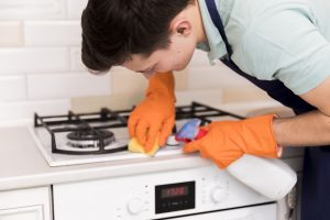 Como limpar o fogão do jeito certo: grades, bocas, mesa e forno
